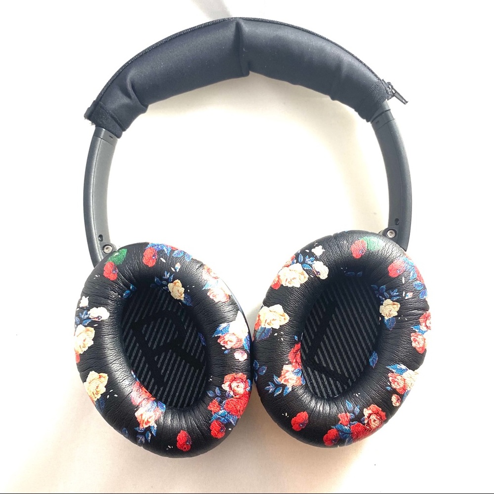 Bose Over-Ear Headphones with Black and Floral Design - Picture 3 of 7